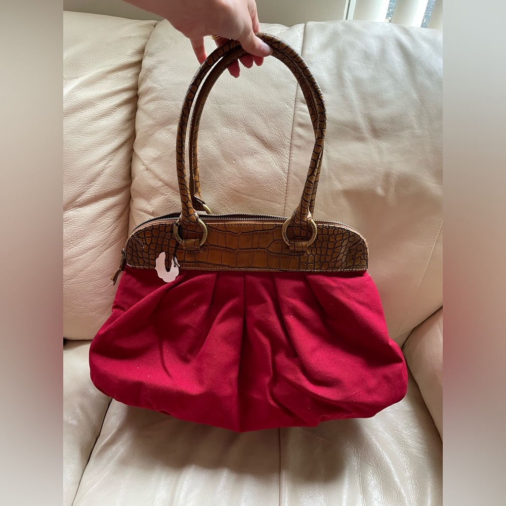 Simply Vera Wang Purse Alligator Style
Zips- Inside pockets- Burgundy/Red- 18”L